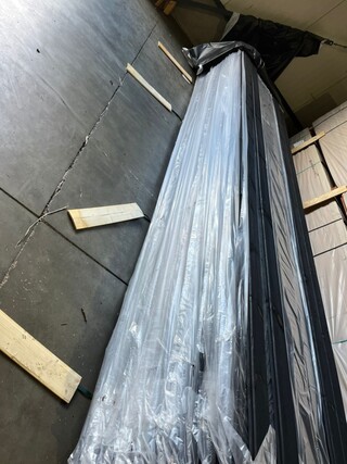 Ca. 105x Channelsiding Zwart Gecoat, 18x140mm, lengte 300cm